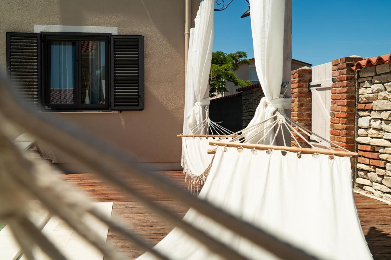 Ferienwohnungen VI La Mare With Heated Pool Zadar Bagian luar foto