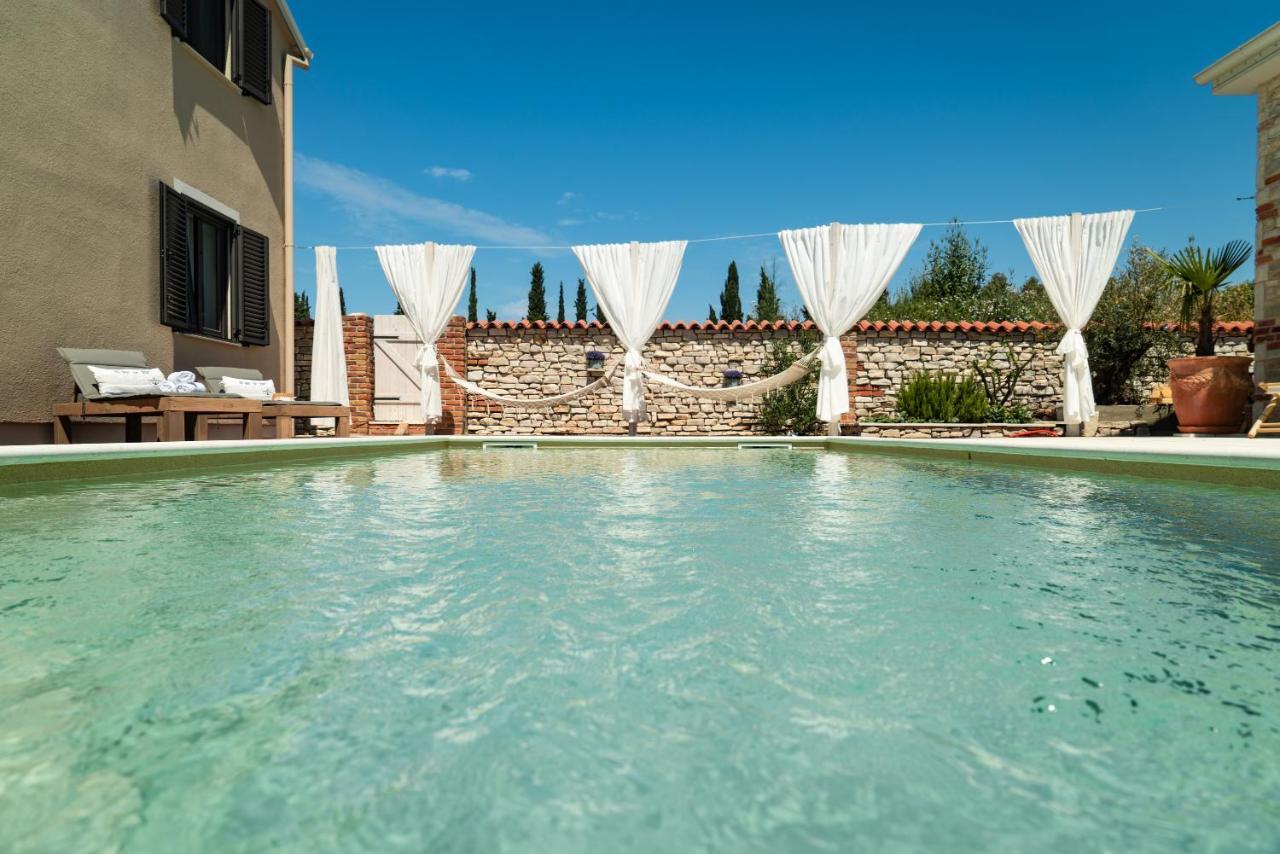 Ferienwohnungen VI La Mare With Heated Pool Zadar Bagian luar foto