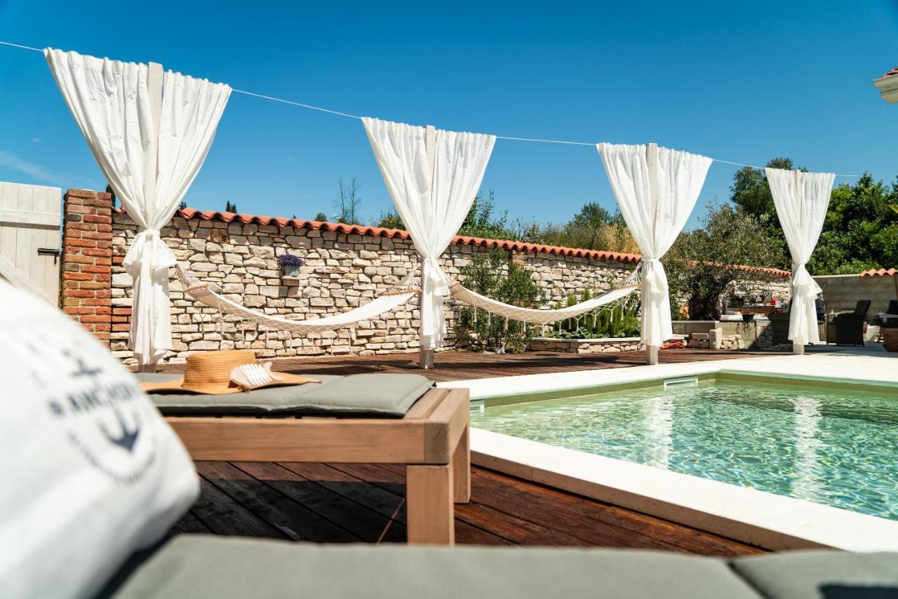 Ferienwohnungen VI La Mare With Heated Pool Zadar Bagian luar foto